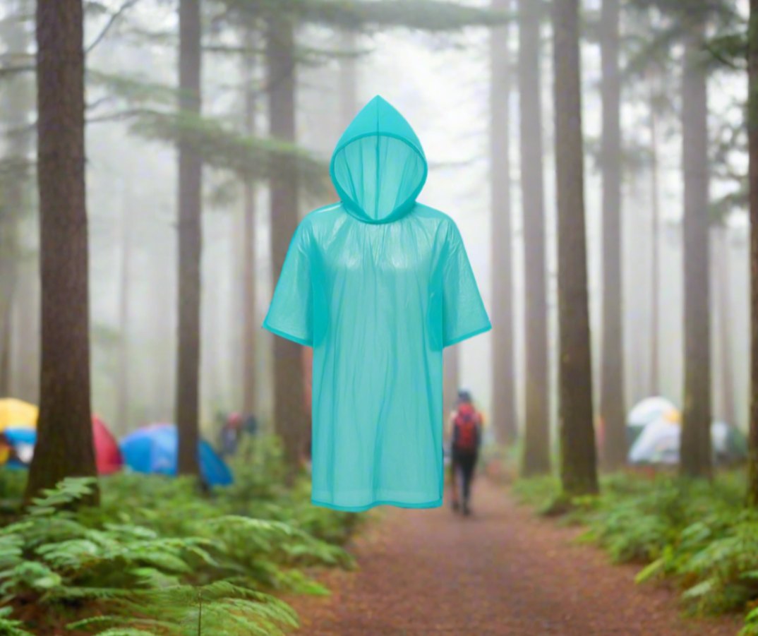 Blauer transparenter Einweg-Regenponcho bei Regen auf einem Campingplatz – perfekt für Outdoor-Abenteuer, Wandertouren und Festivals.