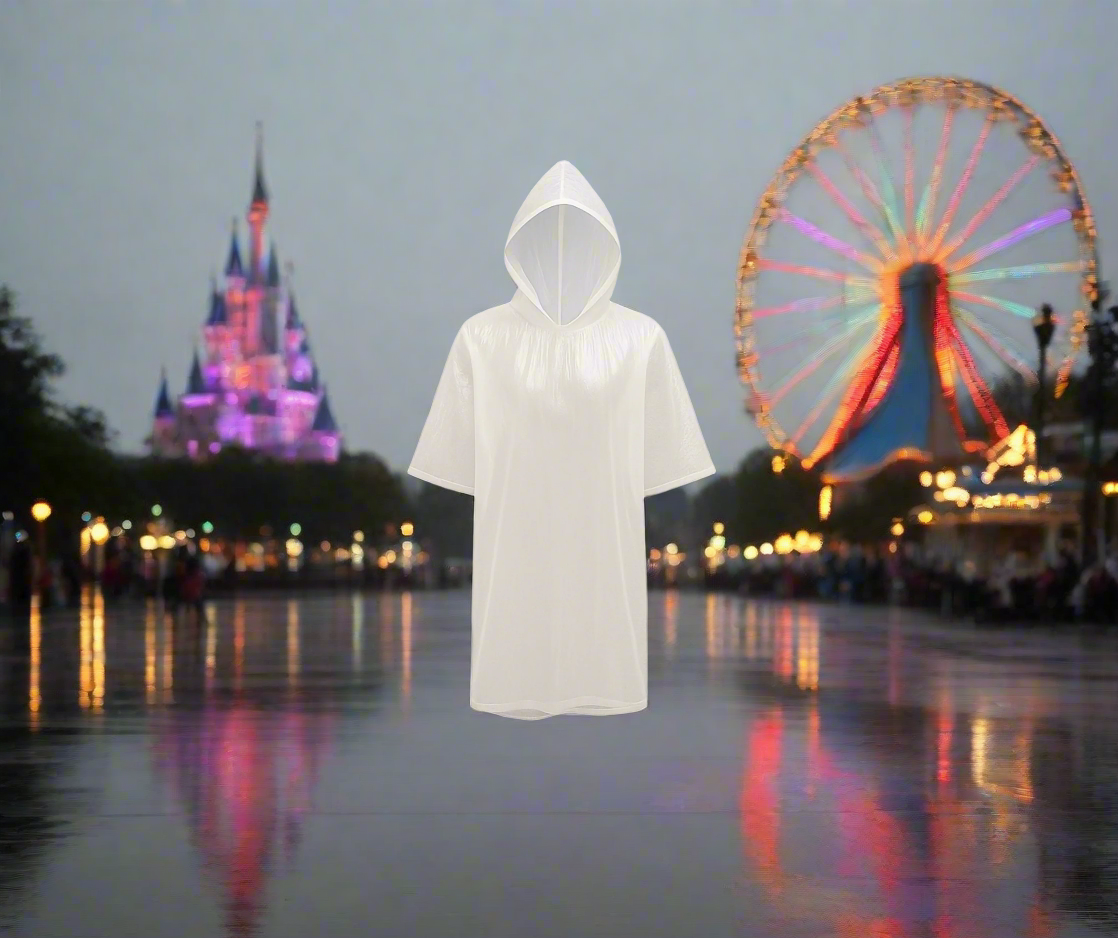 Acht transparente Einweg-Regenponchos in verschiedenen Farben – aufgehängt vor einer hellen Wand, ideal zur Produktpräsentation im Online-Shop.